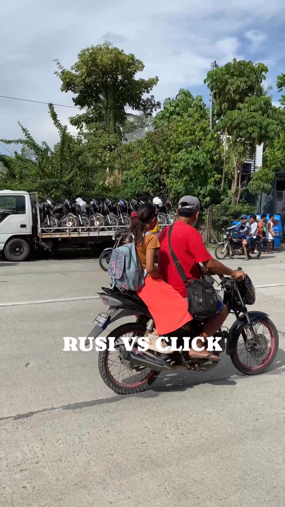 Nagsampok ang Duha ka motor Rusi vs Click dire sa may Brgy Ilaya Glan ...