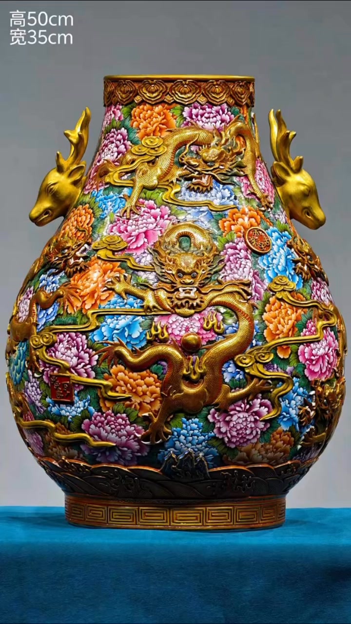 ♢官窑【大清乾隆年制】珐琅彩高浮雕刻瓷“九龙穿花绘”纹鹿头尊