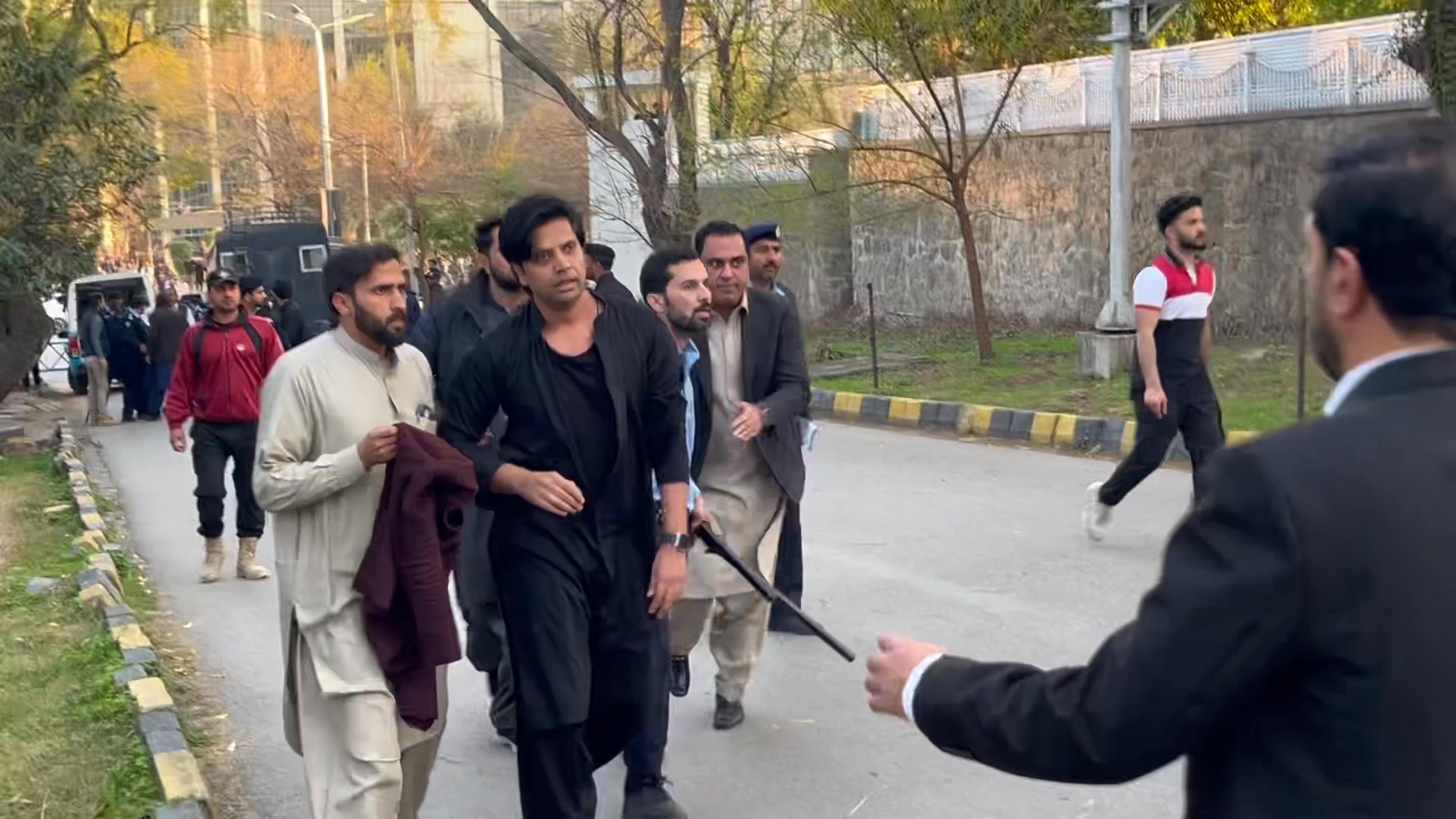 صوبائی وزیر شفیع جان کی بعد از گرفتاری رہائی اور انکا پھٹا ہوا گریبان ...
