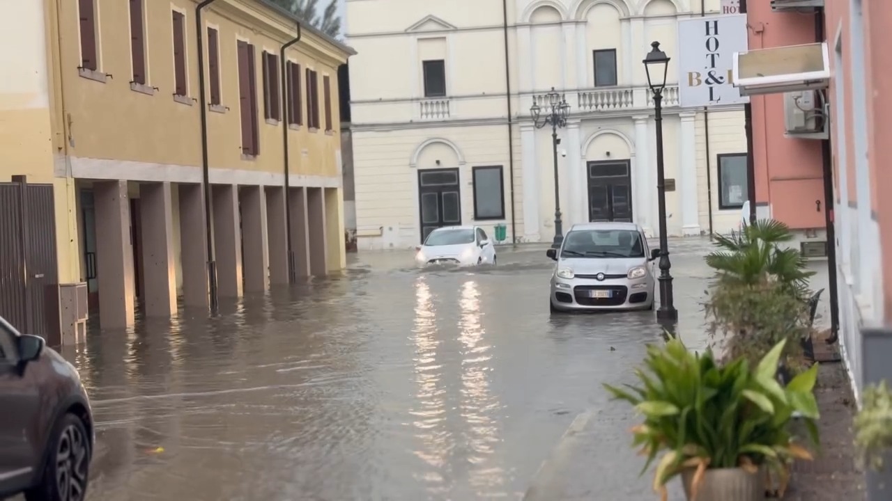 ⚠️⚠️🌊🌊 - Allagamenti anche a Trecenta - ⚠️⚠️🌊🌊 Qui siamo in centro ...