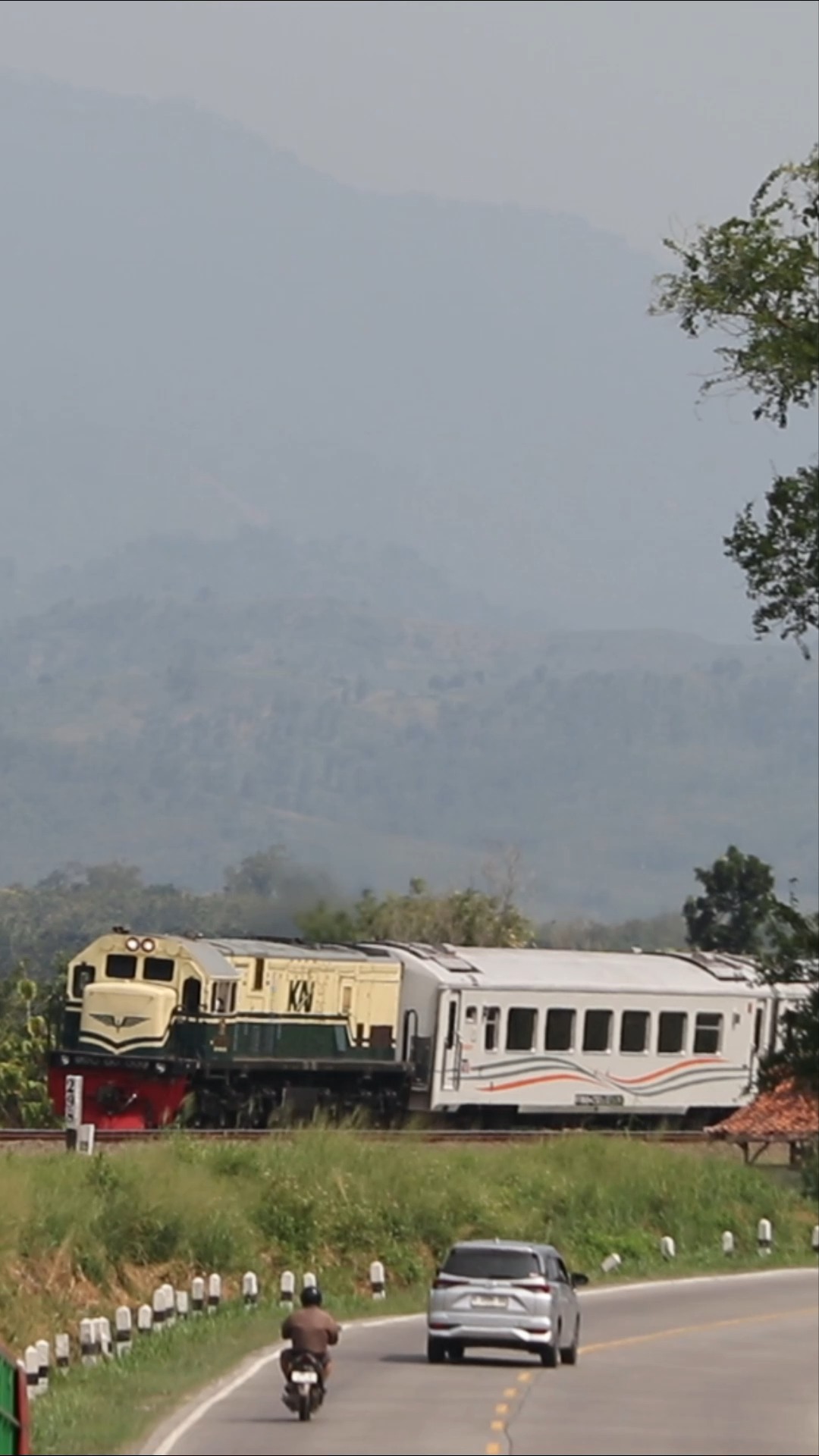Java's local train - Trains video 105 #keretaapi #railwayphotography # ...
