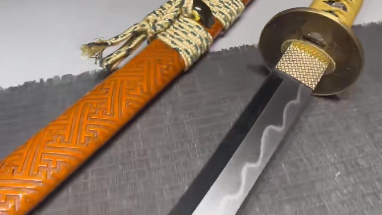 【高級模造刀】T10鋼 覆土焼き刃 鬼火紋 武士刀 実木牛角鞘 銅装具 新款手工長款26吋T10燒刃倒齒紋三色研武士刀—黃龍打刀劍裝：純銅仿古柄