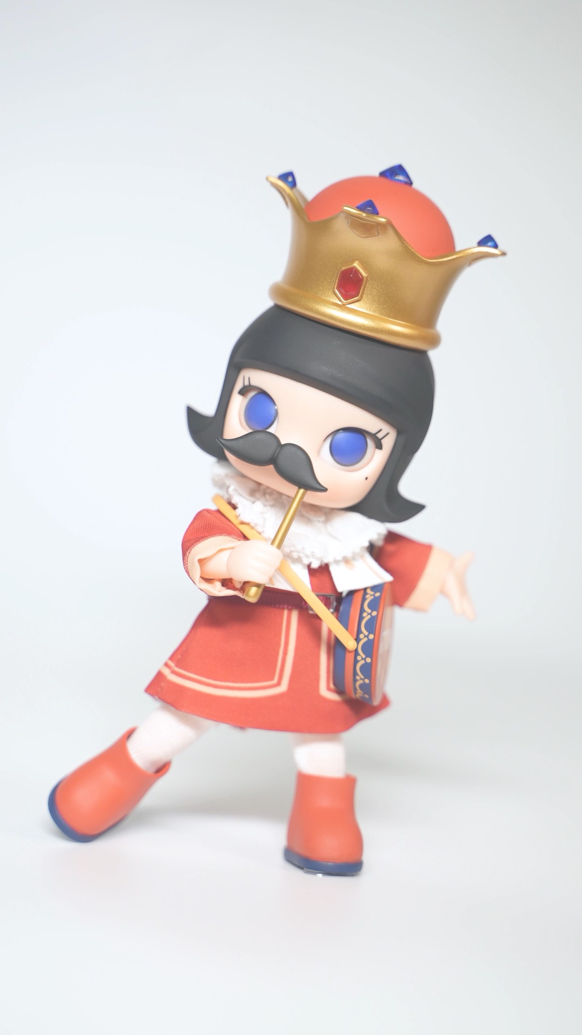 MOLLY NUTCRACKER ACTION FIGURE Arrange MOLLY NUTCRACKER in a