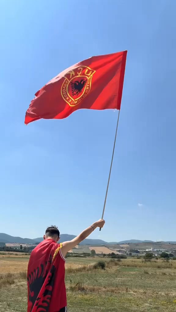 Sa me lart le të valojë flamuri UÇK-së 🇦🇱 | Sheqa