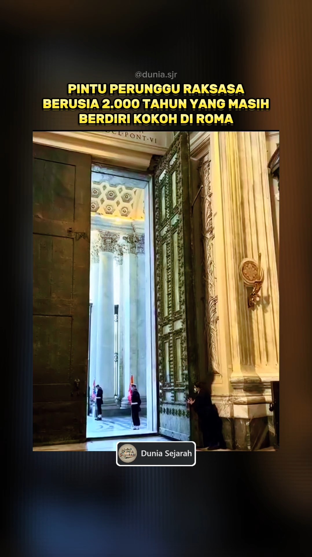 Pintu perunggu raksasa di Basilika Santo Yohanes Lateran (Archbasilica ...
