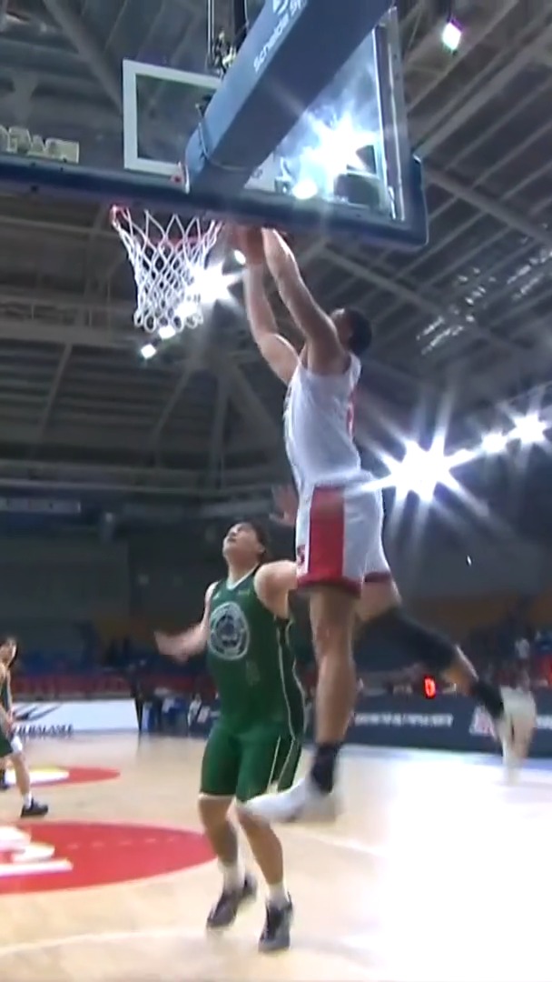 WHAT A PLAY 🤯🤯🤯 Japeth Aguilar skies for that alley-oop play behind ...