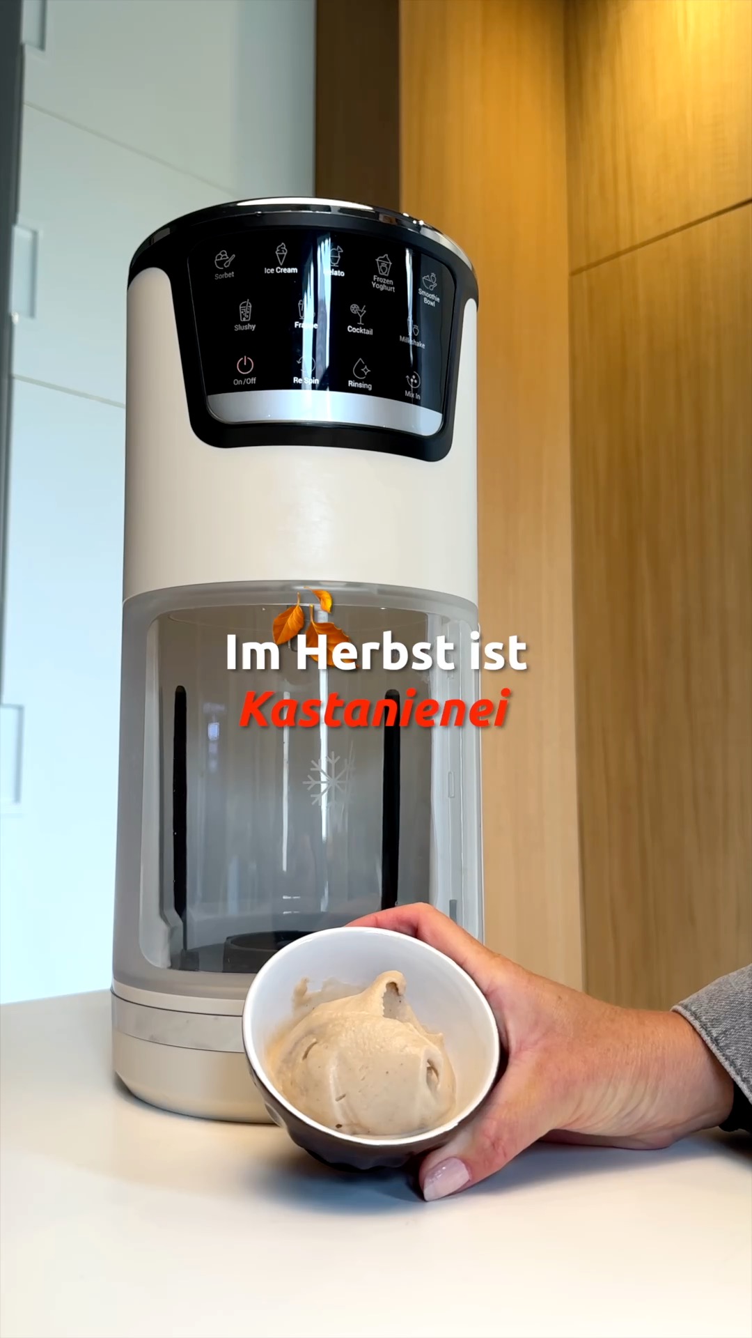 Wer sagt, dass eine Eismaschine nur für den Sommer ist? 🤔 Mit der Tefal Dolci könnt ihr das ganze Jahr über eure liebsten Eiskreationen ganz einfach zu Hause zaubern – im Reel findet ihr die passende