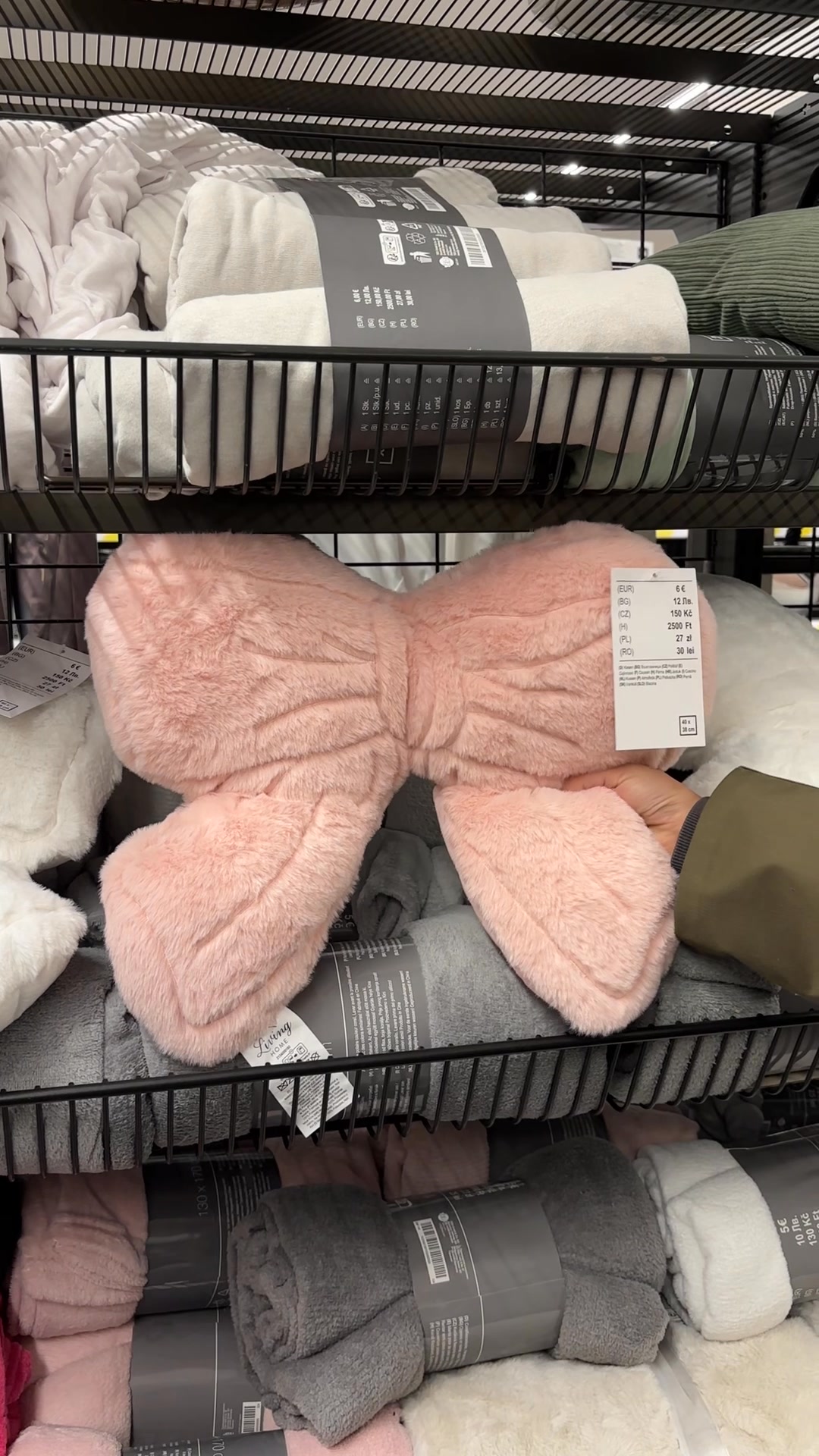 Wie süß sind bitte diese Kissen?! 🥹🎀, Perfekt zum Kuscheln, Deko oder einfach zum Verlieben. 🫶, #TEDi #Dekoideen #Schleifenkissen #Wohnideen #TEDiNeuheiten | TEDi Deutschland