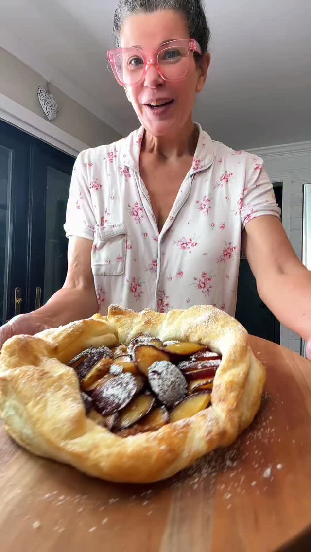 Iléna Tovia - Warm plums, flaky crust. Sometimes the... | Facebook