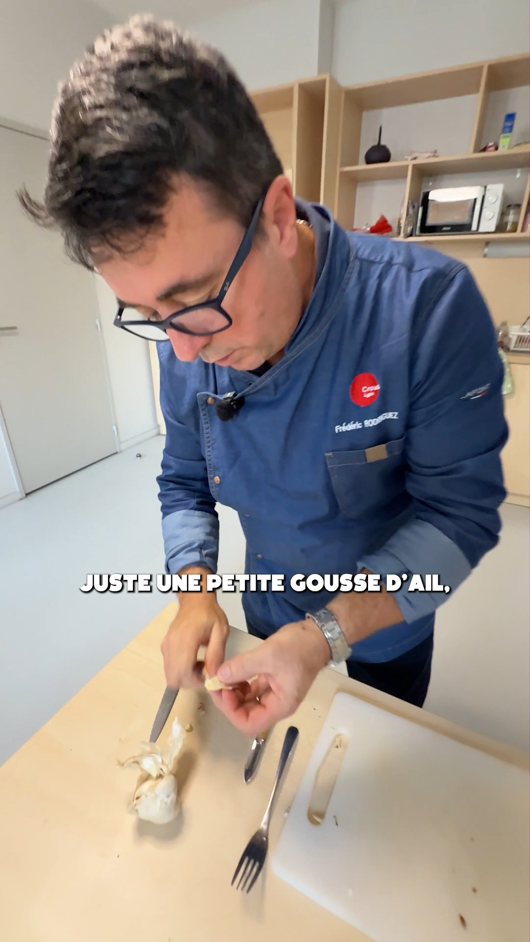 Chef Fred te cuisine un caviar d'aubergine au micro-onde tiré de notre ...