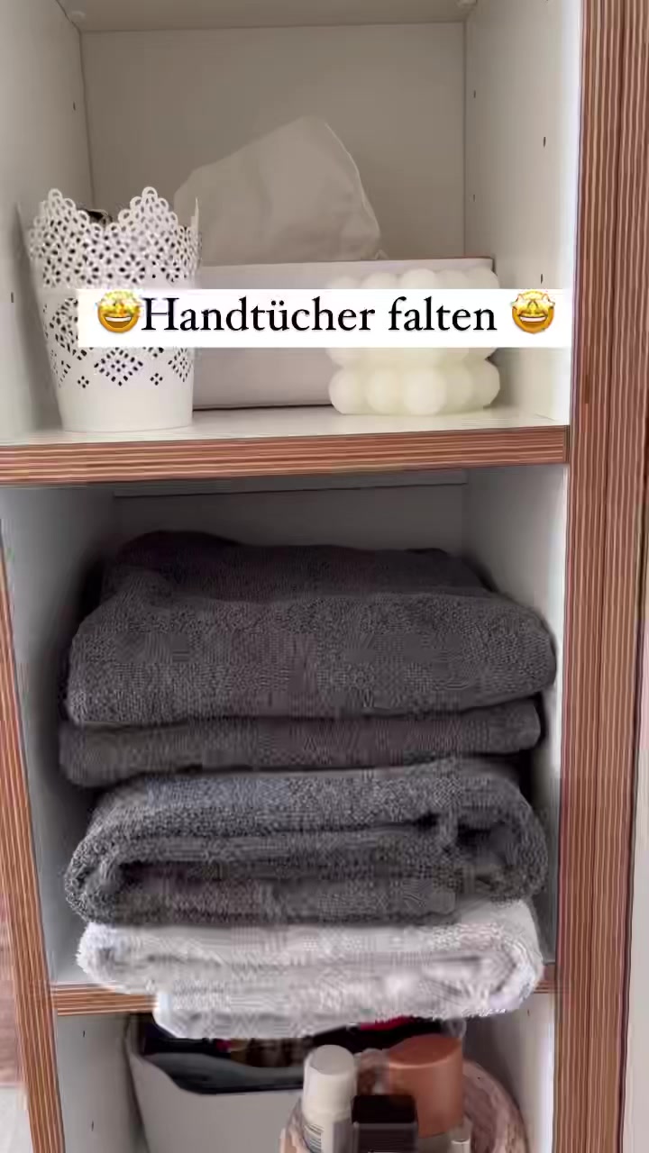 🤩Handtücher falten🤩 Handtücher klauen viel wertvollen Stauraum im Bad. Wir haben für euch eine platzsparende und dazu hübsche Idee, wie ihr eure Handtücher falten könnt. 🖤 #machsdirschoen #moebelde