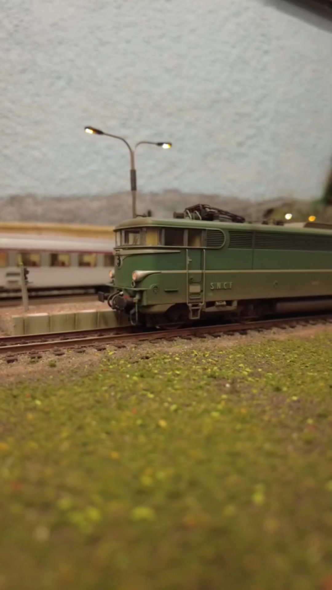 La locomotive BB25168 de chez @rococc fraîchement patinée, assure un ...