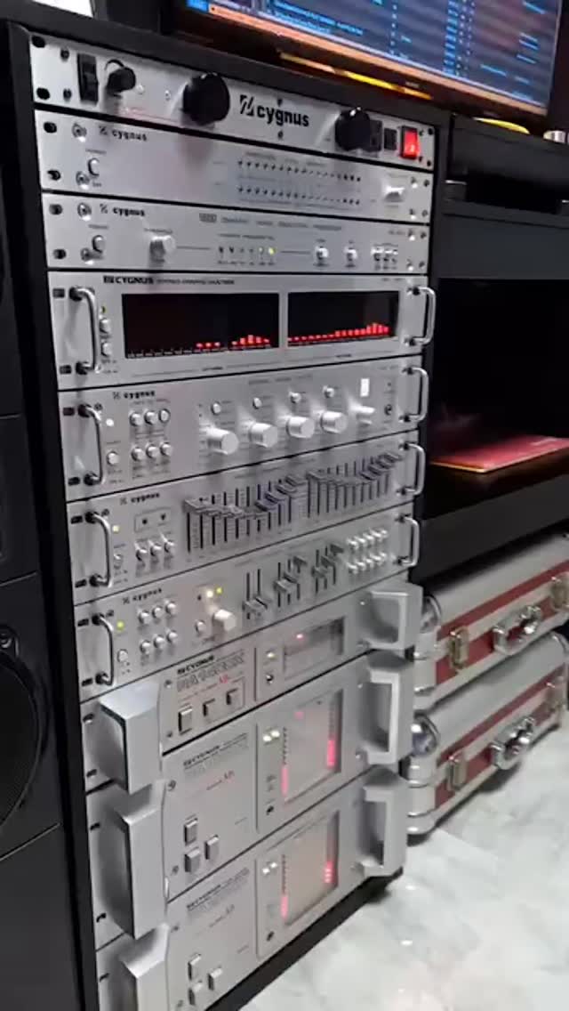 This is the AKAI RT-100, an analog audio timer built for serious