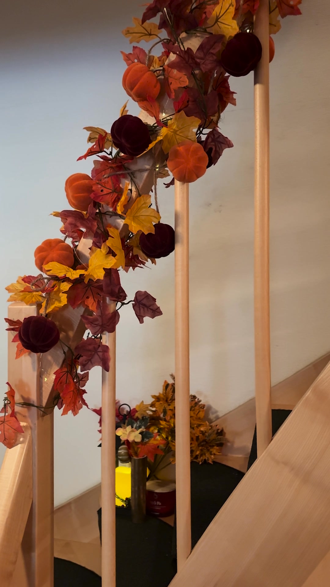 🍁 Herbst ready in 5 Minuten!, Alles was du brauchst:, ✔️ Geländer, ✔️ Blättergirlande, ✔️ Lichterkette, #TEDi #Herbstdeko #DIY | TEDi Deutschland