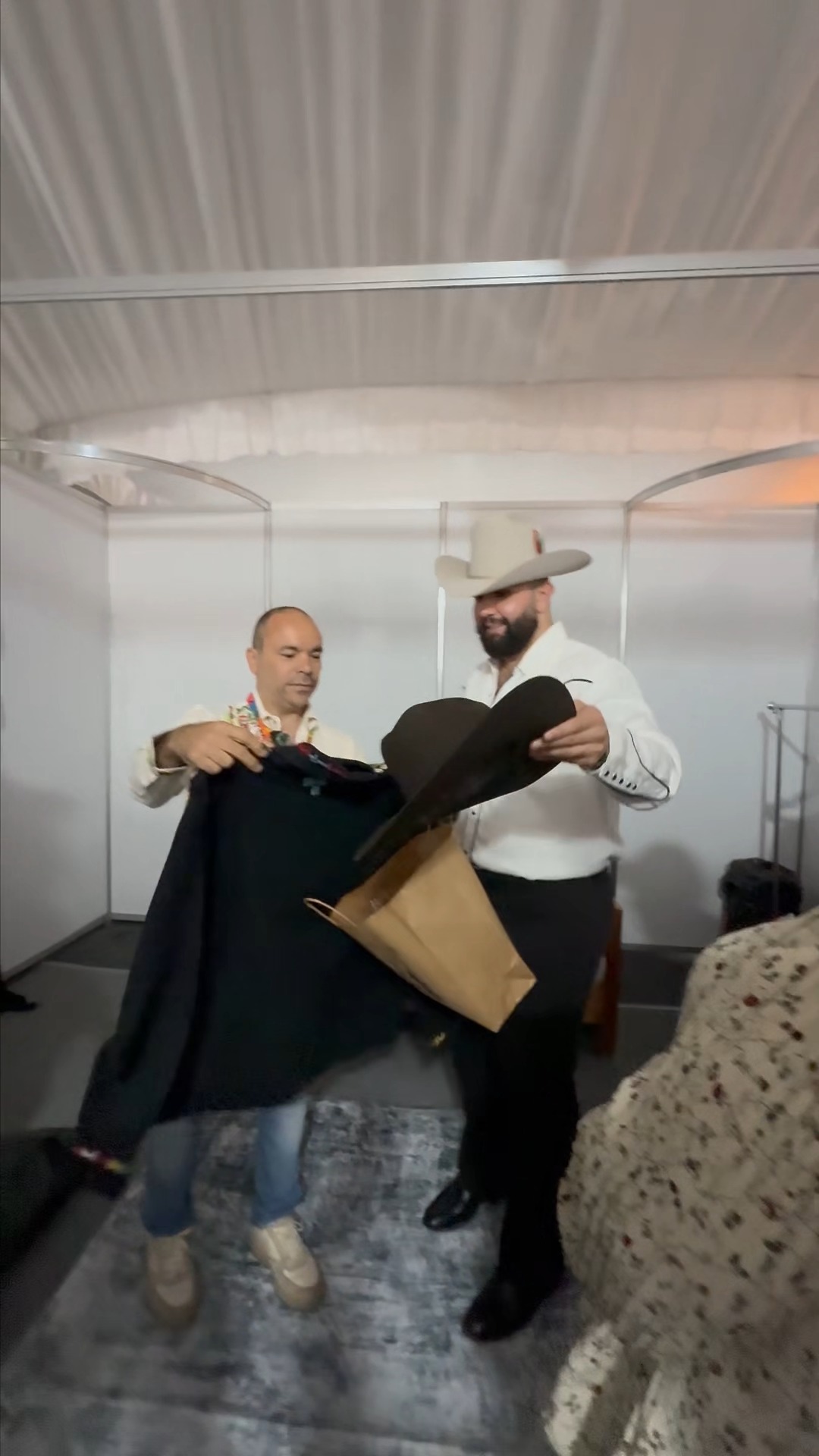 Carín León inaugurando la colección 