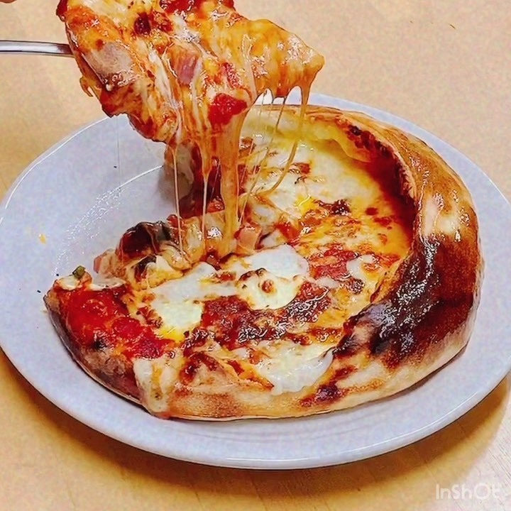森のピザ工房 ルヴォワール チーズたっぷり 蔵王のお釜 ひき肉ゴロゴロ デミグラスソースピザ