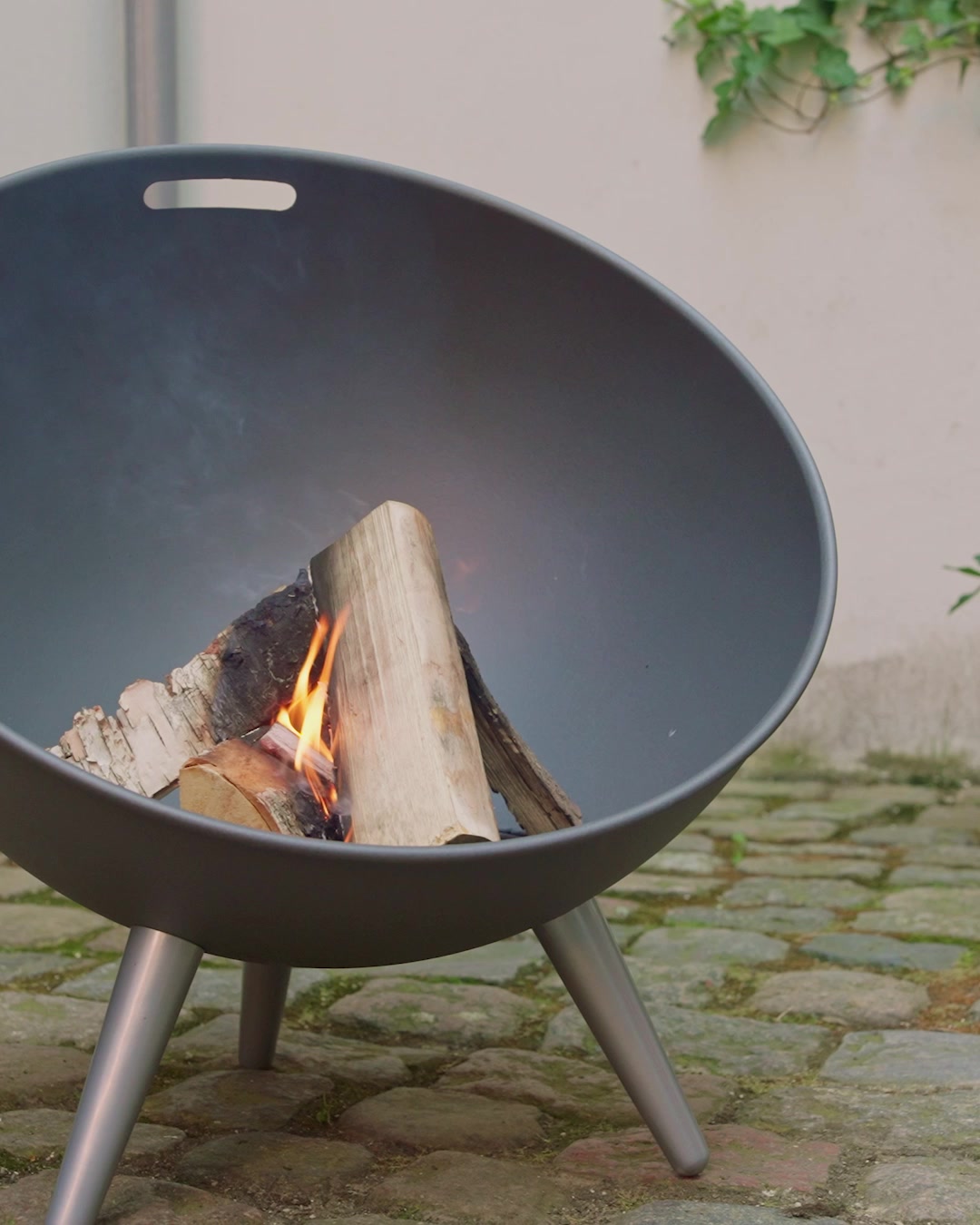 Eva Solo FireGlobe: Euer Highlight für den Sommer! 🔥, Sucht ihr nach einer stilvollen Möglichkeit, eure Sommerabende noch gemütlicher zu gestalten? Die Eva Solo FireGlobe Feuerschale ist die perfekte