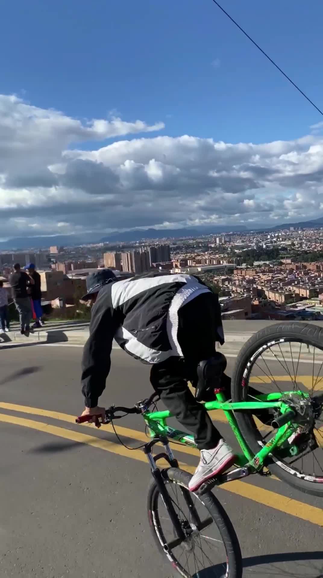 La mejor pista para hacer stunt bike de Colombia? bajando duro en Endo ...