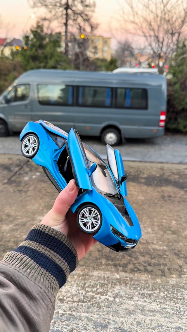 BMW i8 by Paragon 1:18 scale | AC Collection