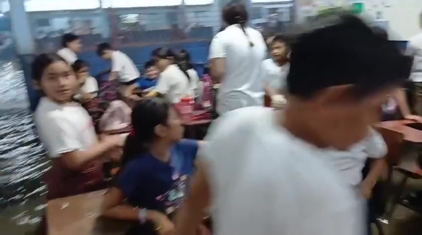 LLUVIAS INTENSAS EN GUATEMALA OBLIGAN A ALUMNOS RECIBIR CLASES EN MEDIO ...