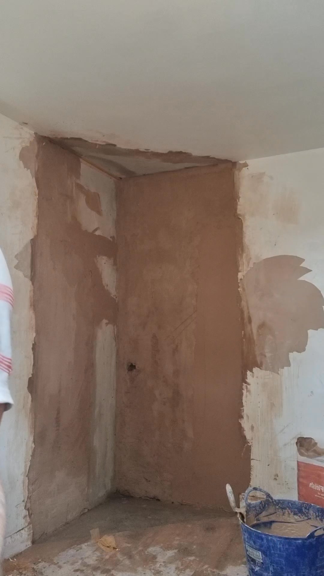 Plastering just getting t on the wall that's been bonded,high suction ...