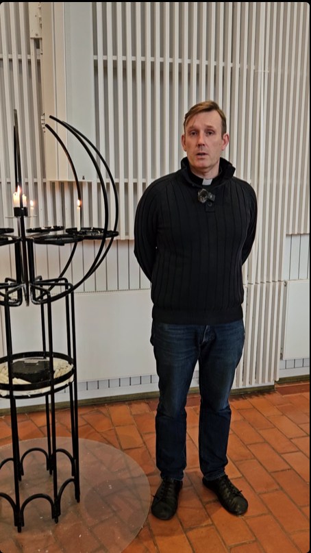 Kirkkoherra Antti Malinen toimii liturgina ja saarnaajana Olarin ...