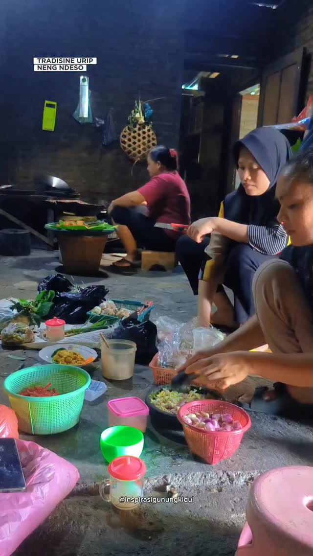 Tradisi ngundang tonggo teparo kon ngewangi masak pas duwe gawe, iki ...