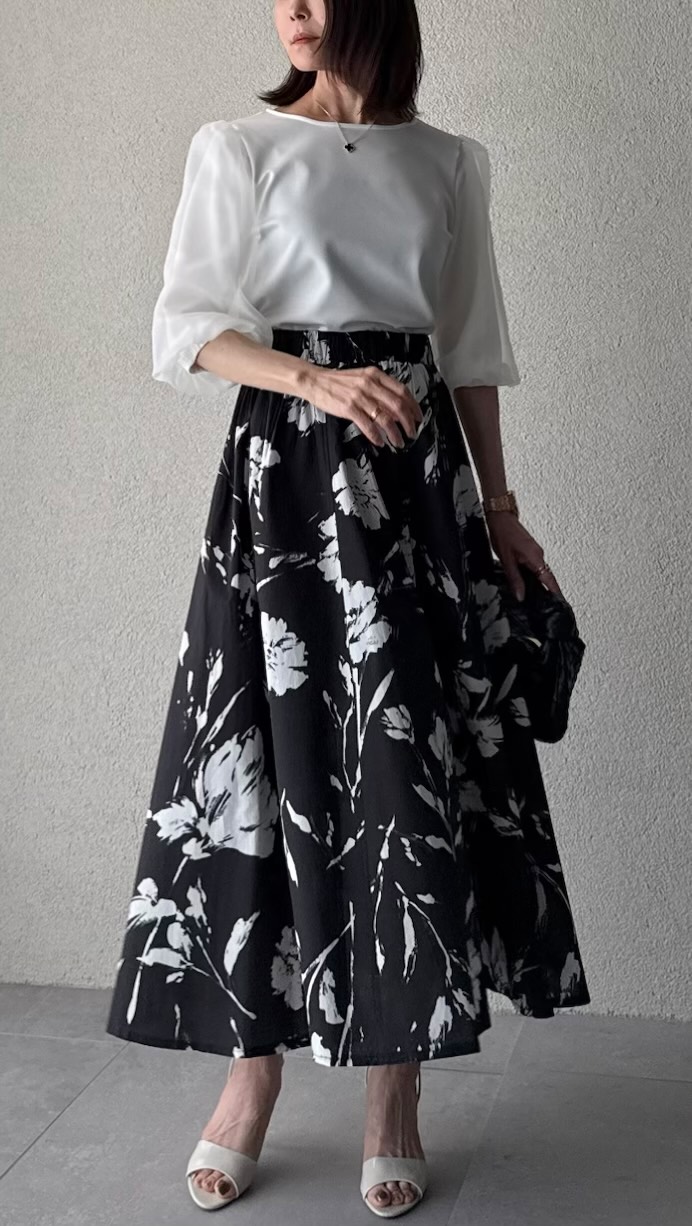 VEVIRED×UNIQLO 明日再販STARTするフロントヘムラインが 花びらのよう
