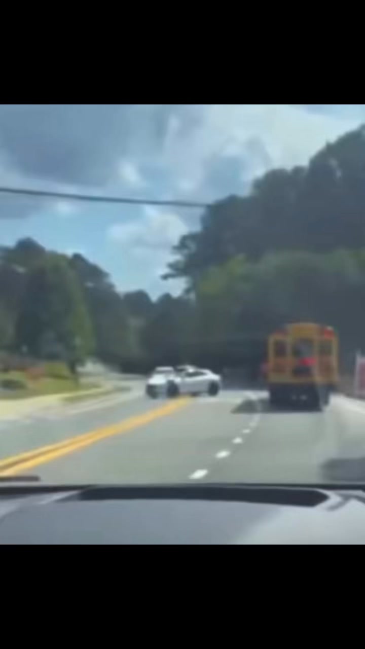 Waymo self driving car just totally disrespected this unloading school ...