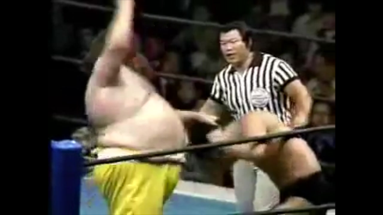 Antonio Inoki has enough of the Great Antonio. Wild match, the ref