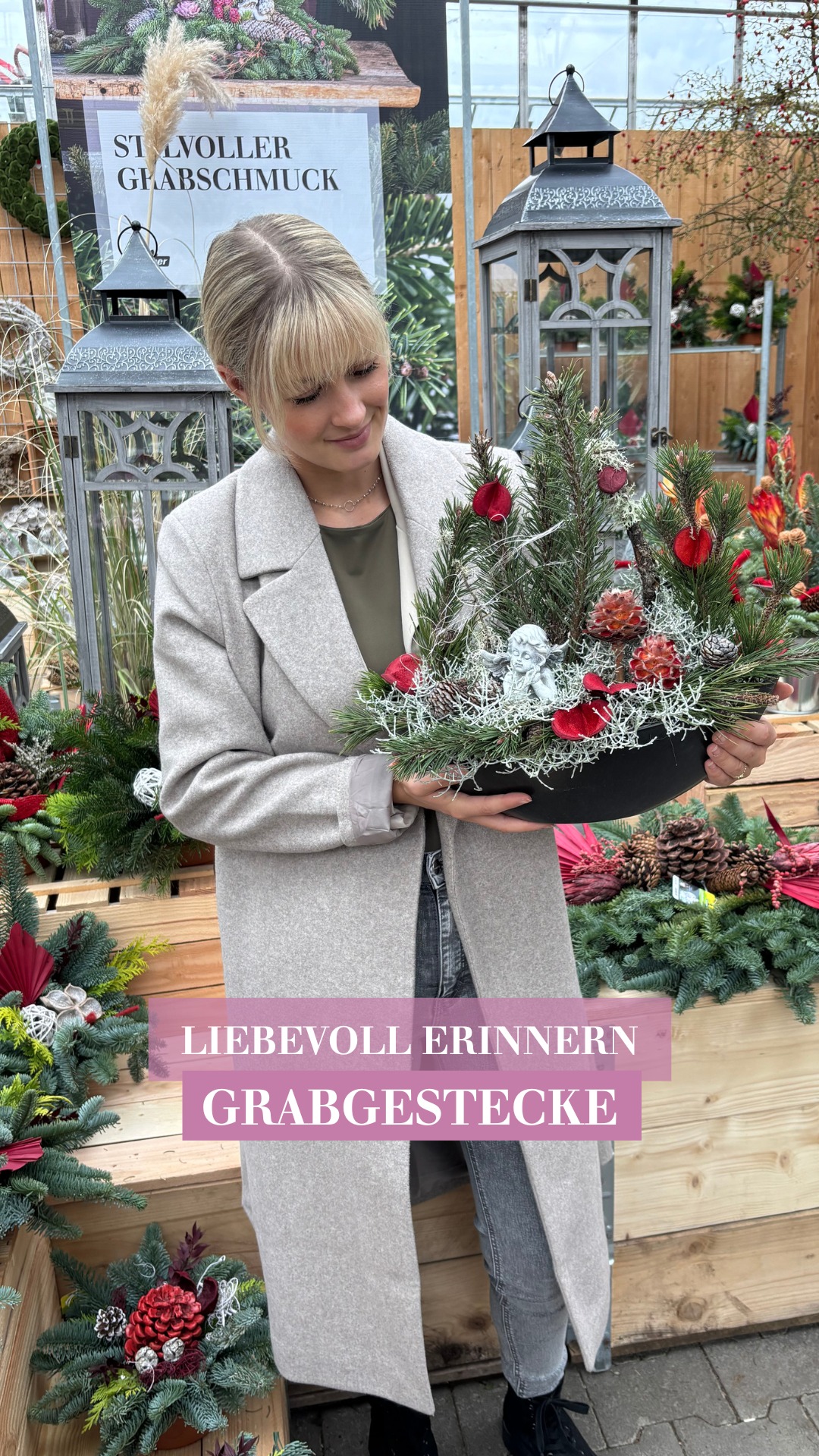 Erinnerung, die bleibt. 💐, Entdeckt jetzt unsere große Auswahl an liebevoll gestalteten Grabgestecken – für einen würdevollen Gruß voller Verbundenheit und Dankbarkeit., Jetzt bei uns im Markt – mit