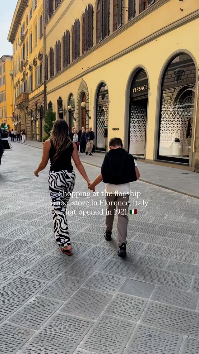 Shopping at the flagship @gucci store in Florence, Italy! 😍 It