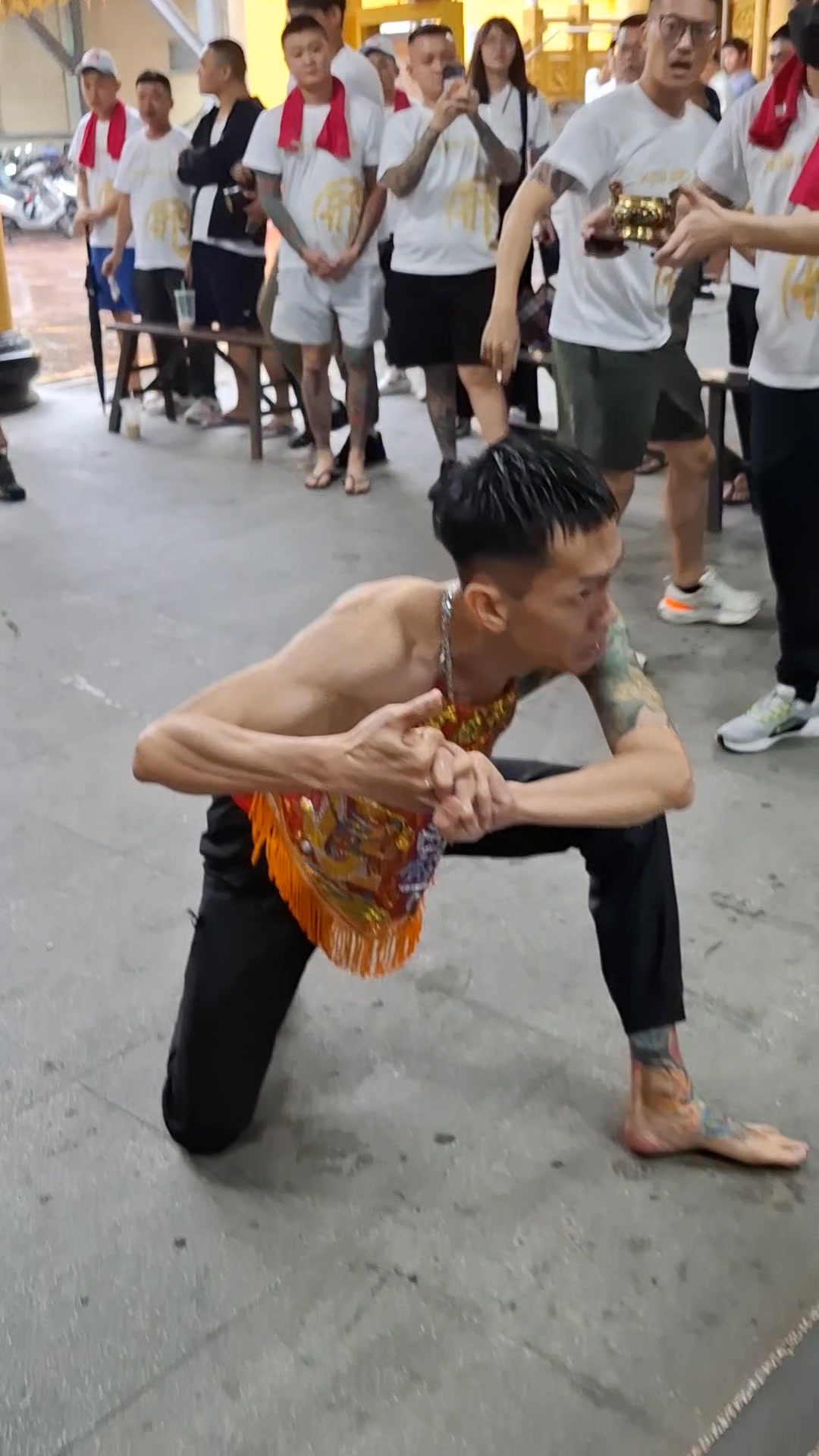 乩童快速衝到開基玉皇宮 跪拜玉皇上帝 #乩童 #信仰 | 台南廟會神佛介紹站 | Facebook
