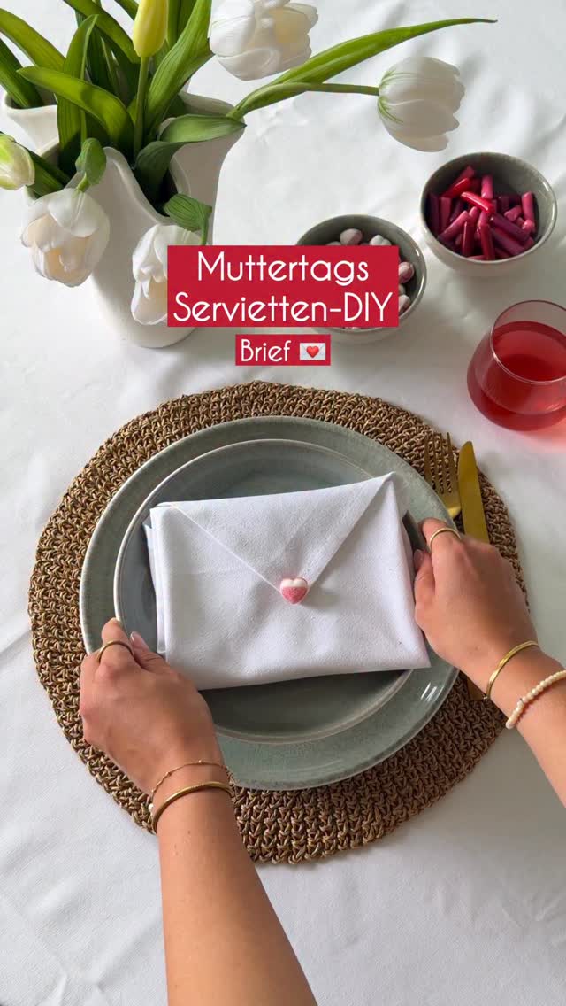 Du suchst noch die passende Tischdeko oder eine Überraschung zum Muttertag? Dann speichere dir dieses DIY unbedingt ab! 💐 , Alles, was du brauchst, ist eine Stoffserviette + eine persönlich