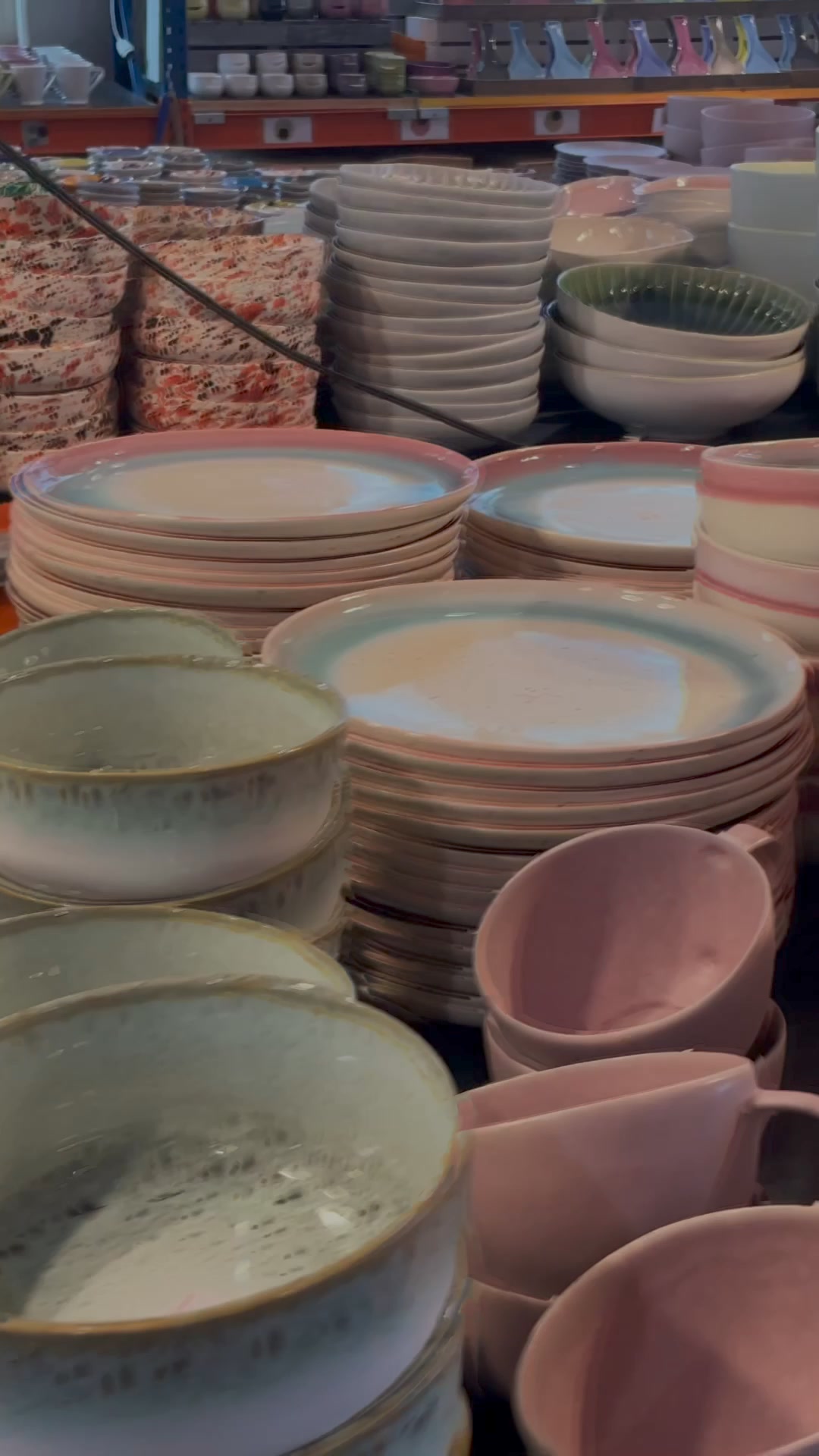 Entdeckt unser vielseitiges Outlet in Oberbüren! 🌟 Von exquisitem Geschirr bis zu innovativen Putzutensilien – hier findet jeder sein neues Lieblingsstück. Kommt vorbei: Sandackerstraße 32, 9245