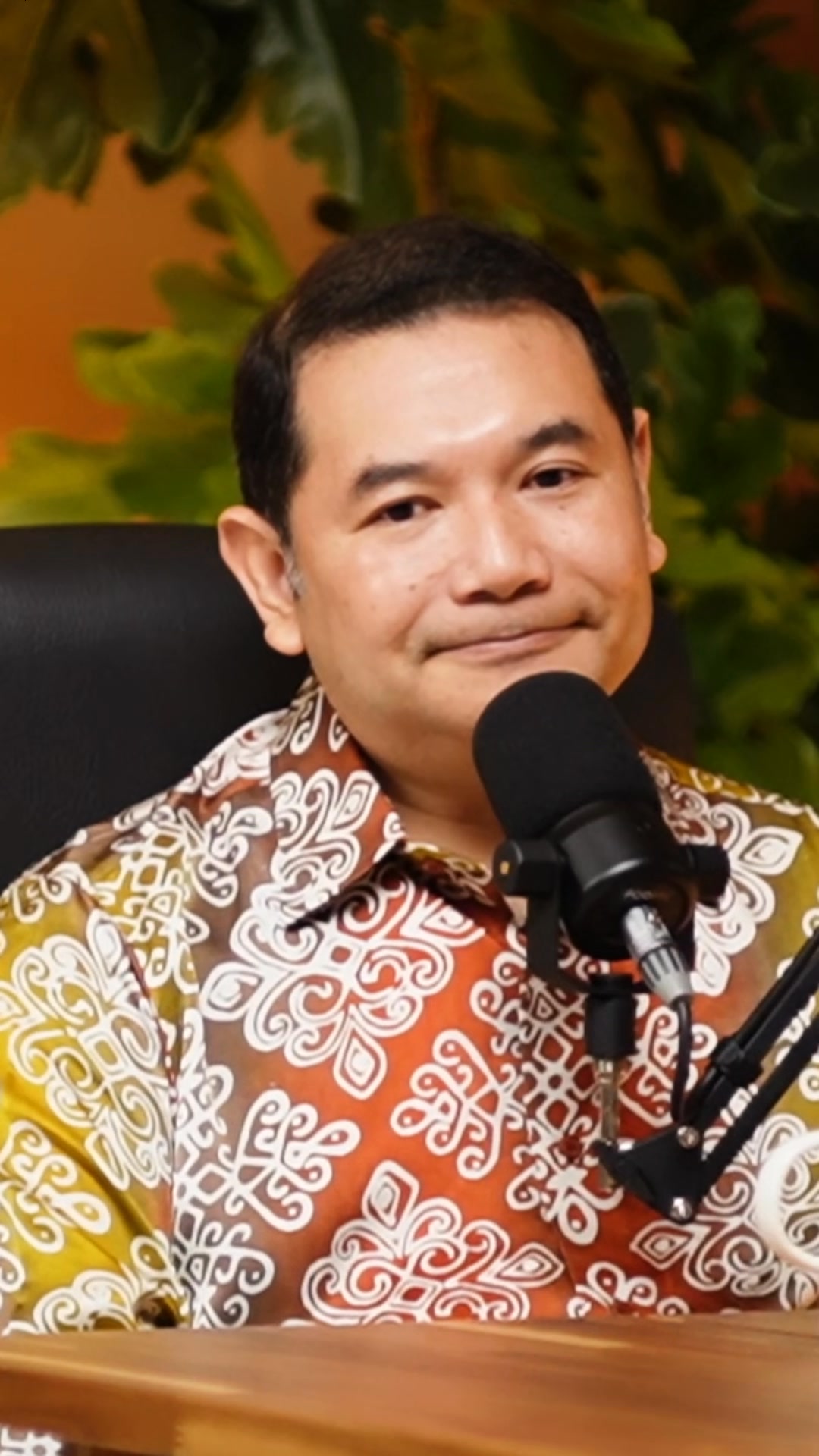 Saya ditanya tentang isu rotan di Episod 18 Podcast Yang Berhenti ...