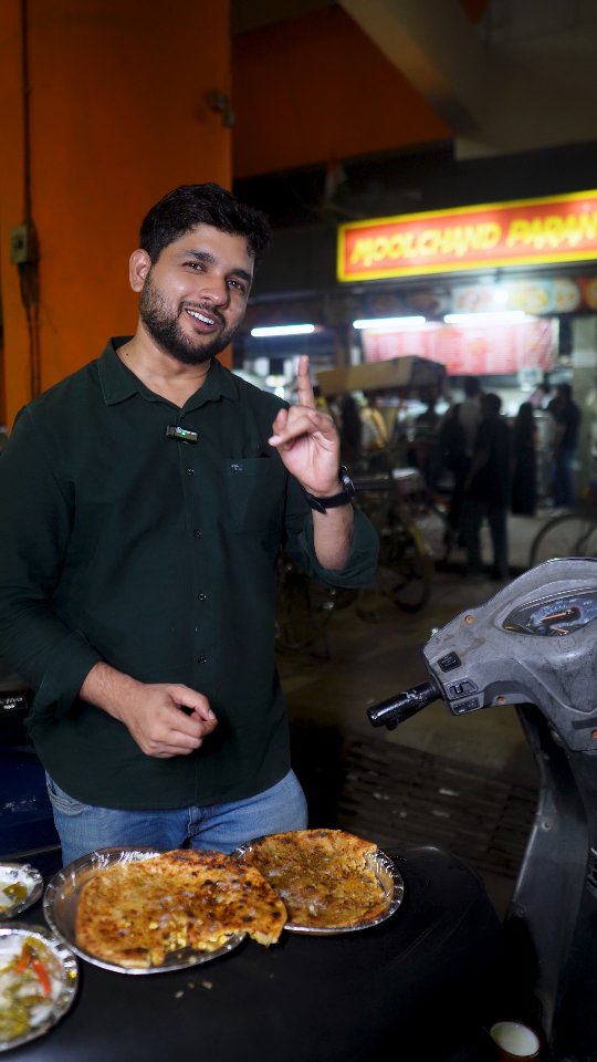 Metro ke neeche chhupa Delhi ka iconic paratha spot! 🚇🫓 Ye hai ...
