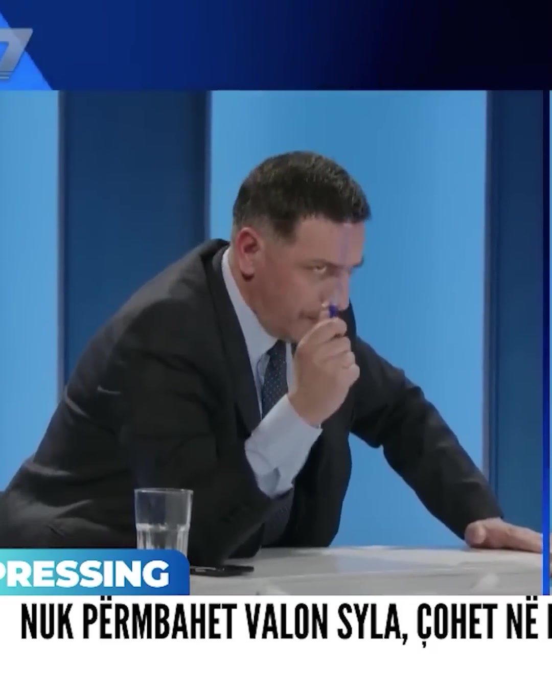 Me fjalët e vetë gazetarit nevrik: 