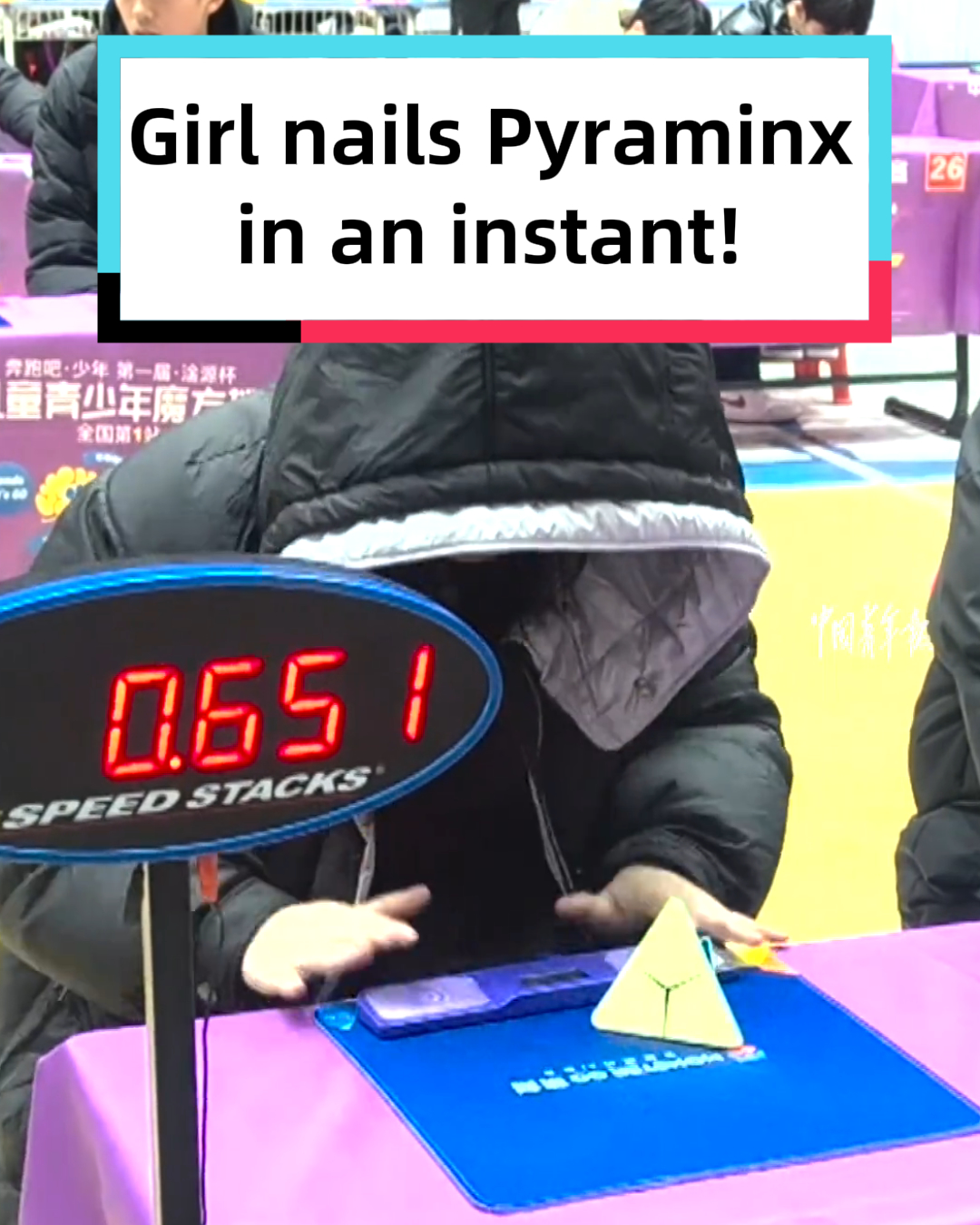 A girl nailed a Pyraminx in an instant during a competition, breaking ...