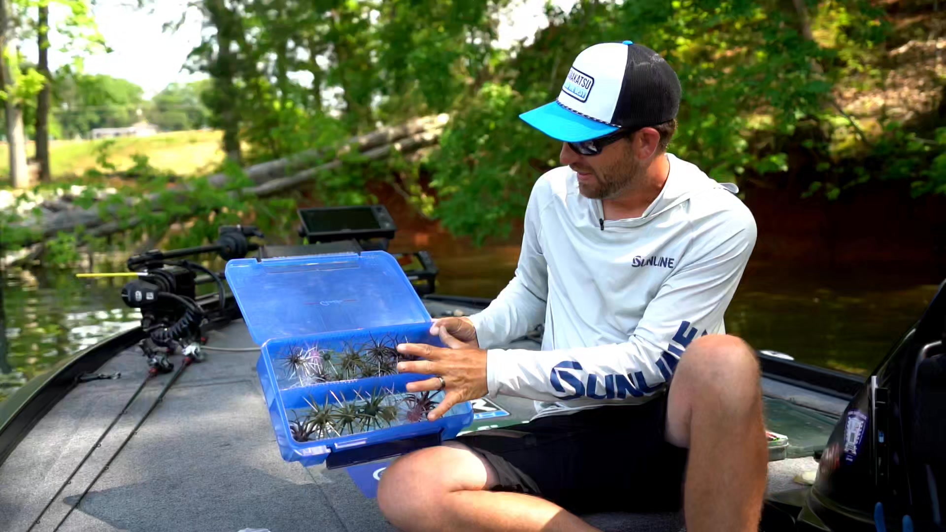 HOW TO RIG THIS BAIT?!?! Gamakatsu Pro Bryan New shows how to rig the ...