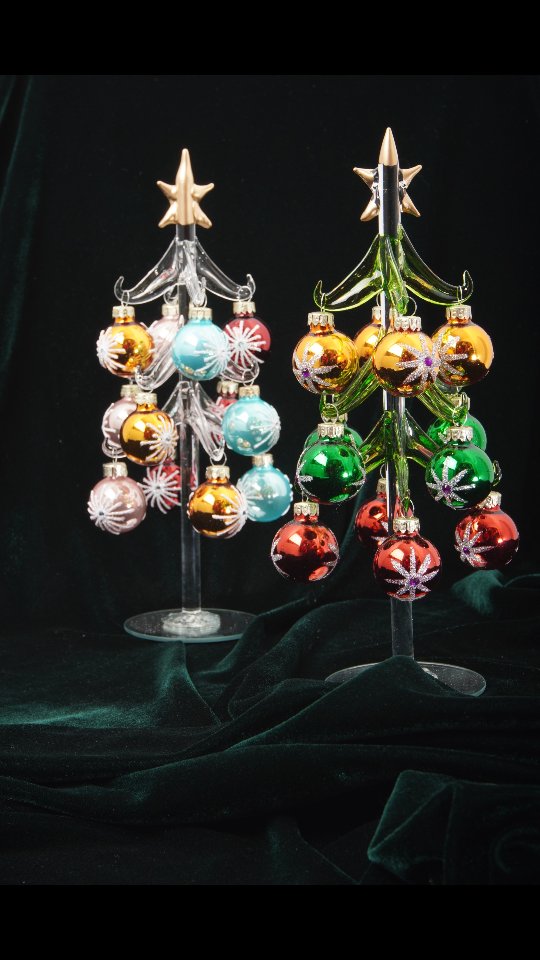 In unserem Weihnachtswald glitzert und strahlt es von allen Seiten. 🌟 , 4 Bäume aus Glas und doch ist jeder einzigartig auf seine ganz eigene Art und Weise., Ob groß oder klein, mit Minikugeln oder