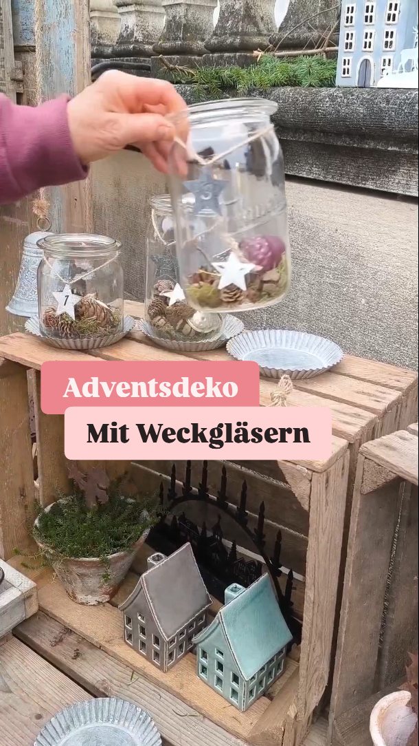 Adventskranz mit Einmachgläsern ✨, Für diese DIY Dekoidee haben wir alte Weckgläser mit Zapfen, Sternchen und Weihnachtskugeln dekoriert und sie auf unsere zinkfarbenen Untersetzer gestellt. , 💫Unsere
