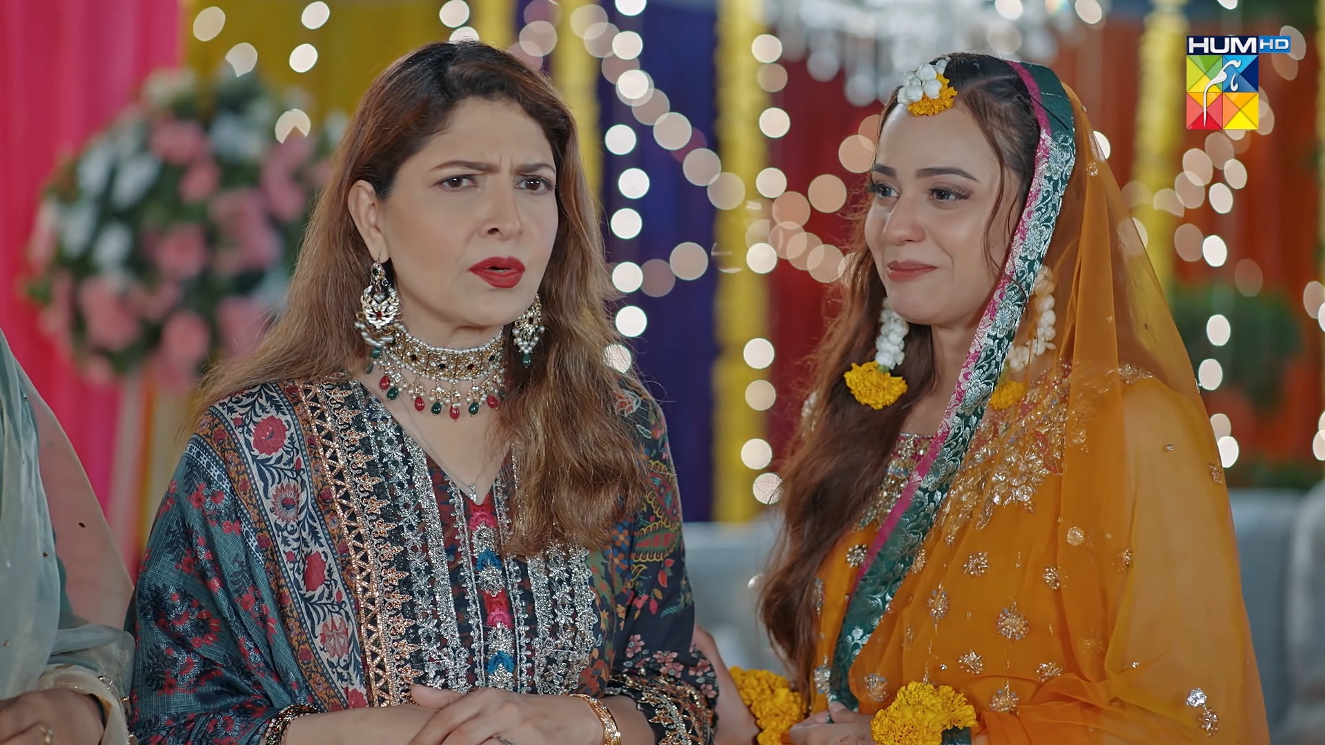 Yeh Teenun Meri Bahuain Nahi Meri Betiyaan Hain! Continue Watching ...