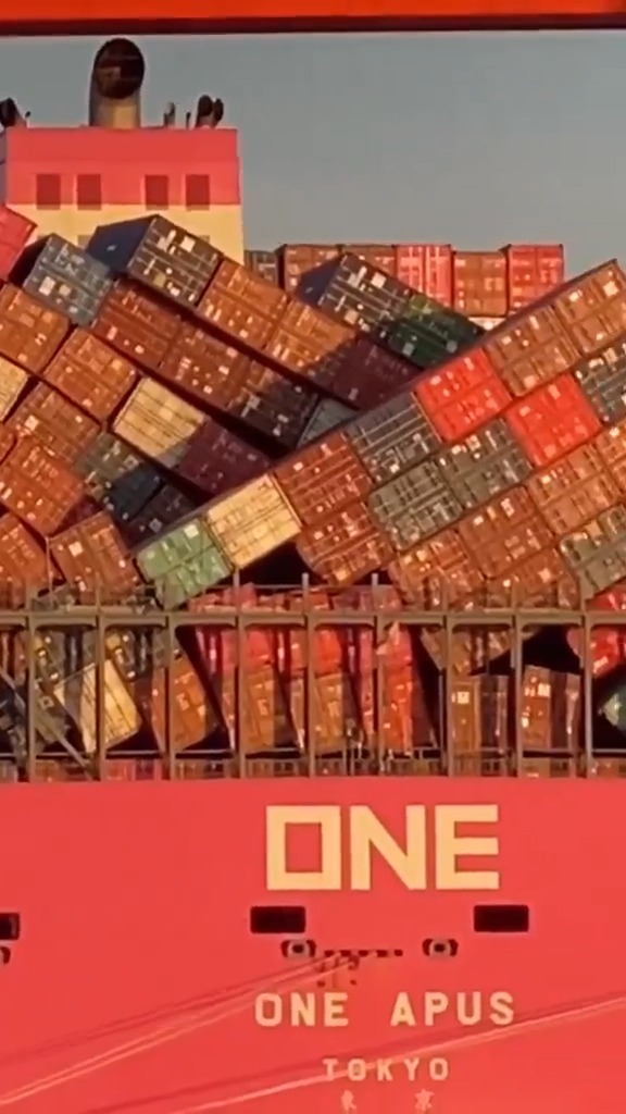 🚢 The ONE Apus Incident 🌊 The ONE Apus container ship encountered a ...