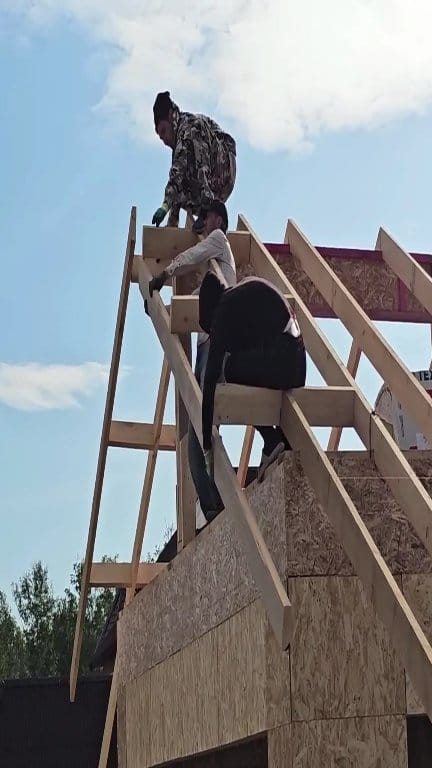 Great wooden main rafter bracing framework connection assembly skills ...