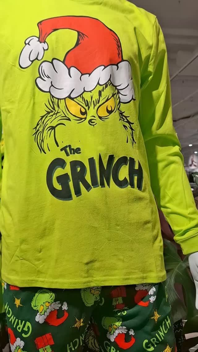 🎄 Achtung, Grinch-Alarm! 💚, Während unsere fleißigen Wichtel von der @agentur_rds_since_1996 das Stadtzentrum in eine traumhafte Weihnachtslandschaft verwandeln, sorgt der Grinch immer wieder für