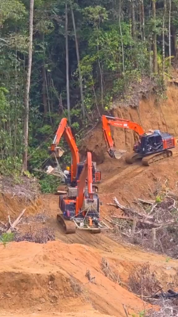 A Hitachi ZX690LCH-7 moving mountains with ease at Steinexpo 2023