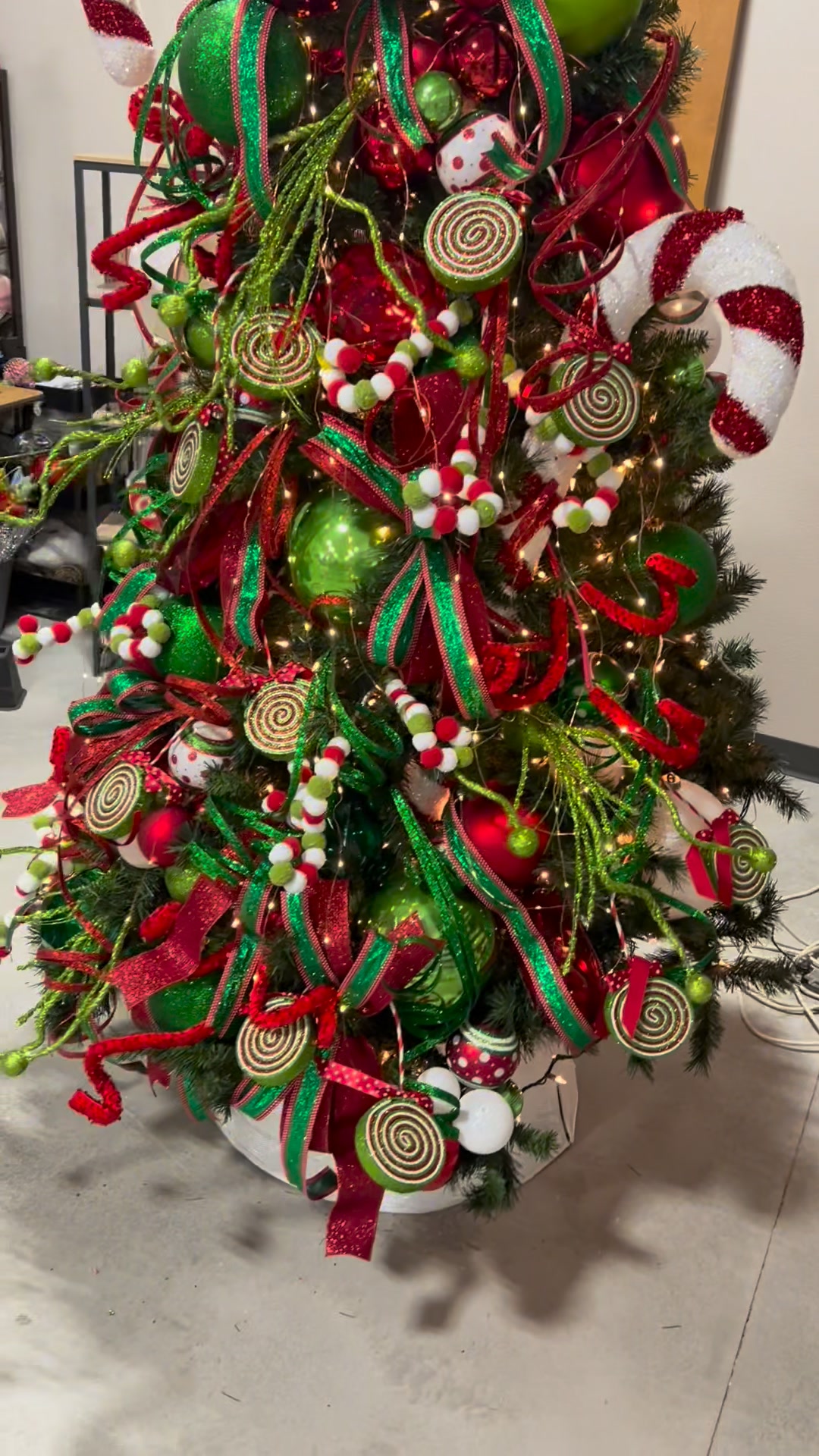 Turn basic ornaments into an ornament cluster! Hope this tree hack ...