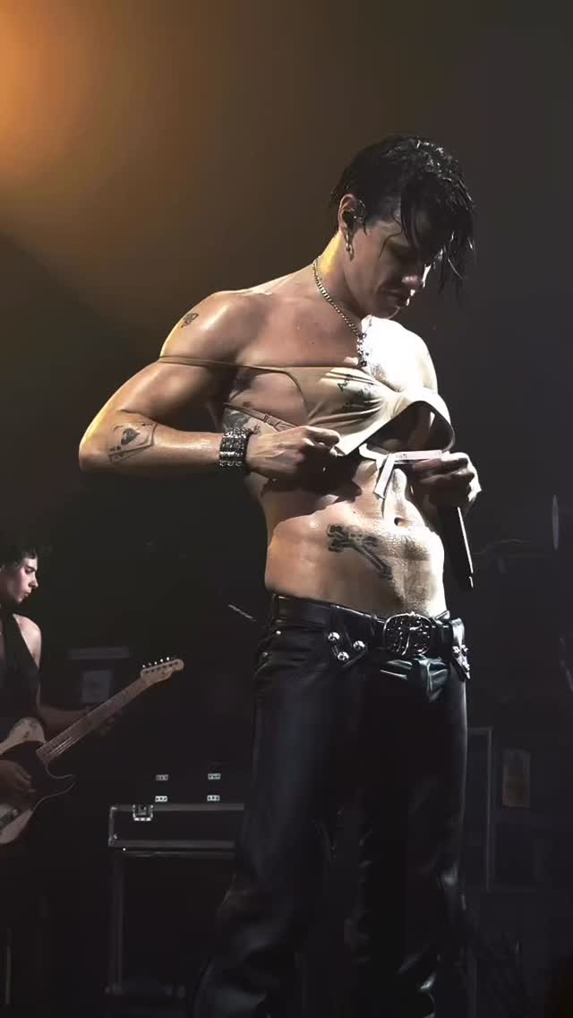 it’s the mic flip for me @yungblud 🤭 video from @/devilsvalentine on ...