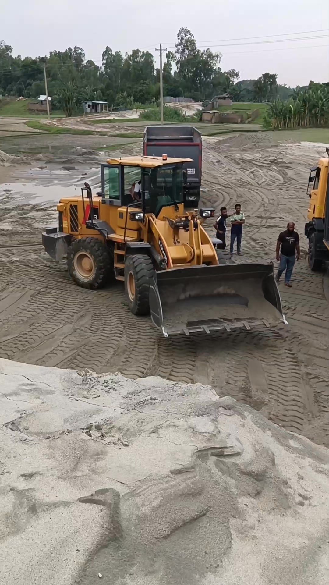 Wheel loader operator Bucket loading work 💪 #Lovol #wheelloader # ...